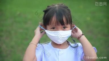 新常态：小女孩戴着防病防污染的布面罩，举手表决姿势